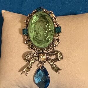 Vintage marked Sweet Romance USA Elegant Green Cameo & Multicolor Glasses Brooch